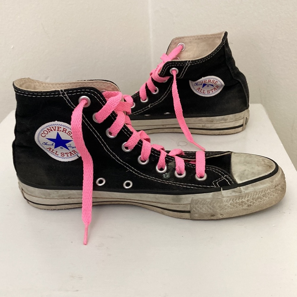 Vintage 1990s Converse All Stars Black High Tops w/ hot pink laces - W 7.5-8.5